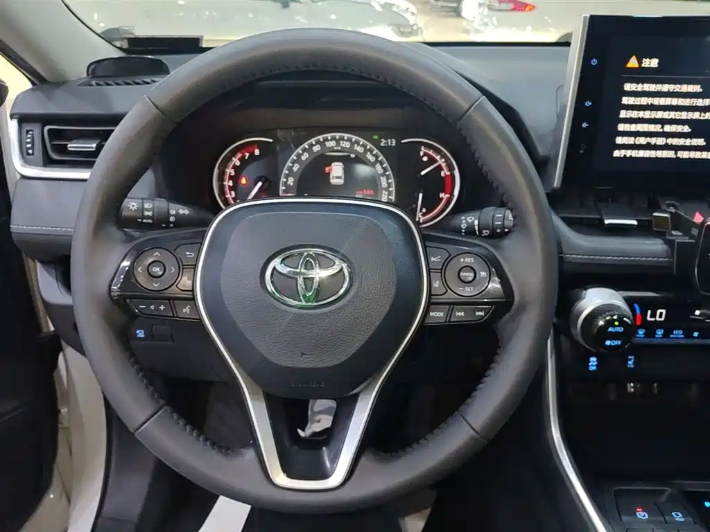 Toyota RAV4 2021 — фото 11