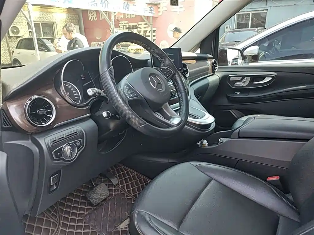 Mercedes-Benz V-Class 2021 — фото 16