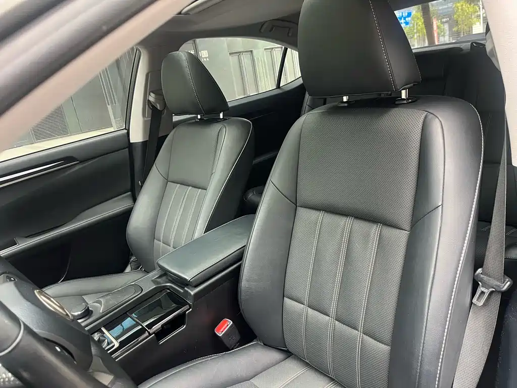 Lexus ES 2018 — фото 12