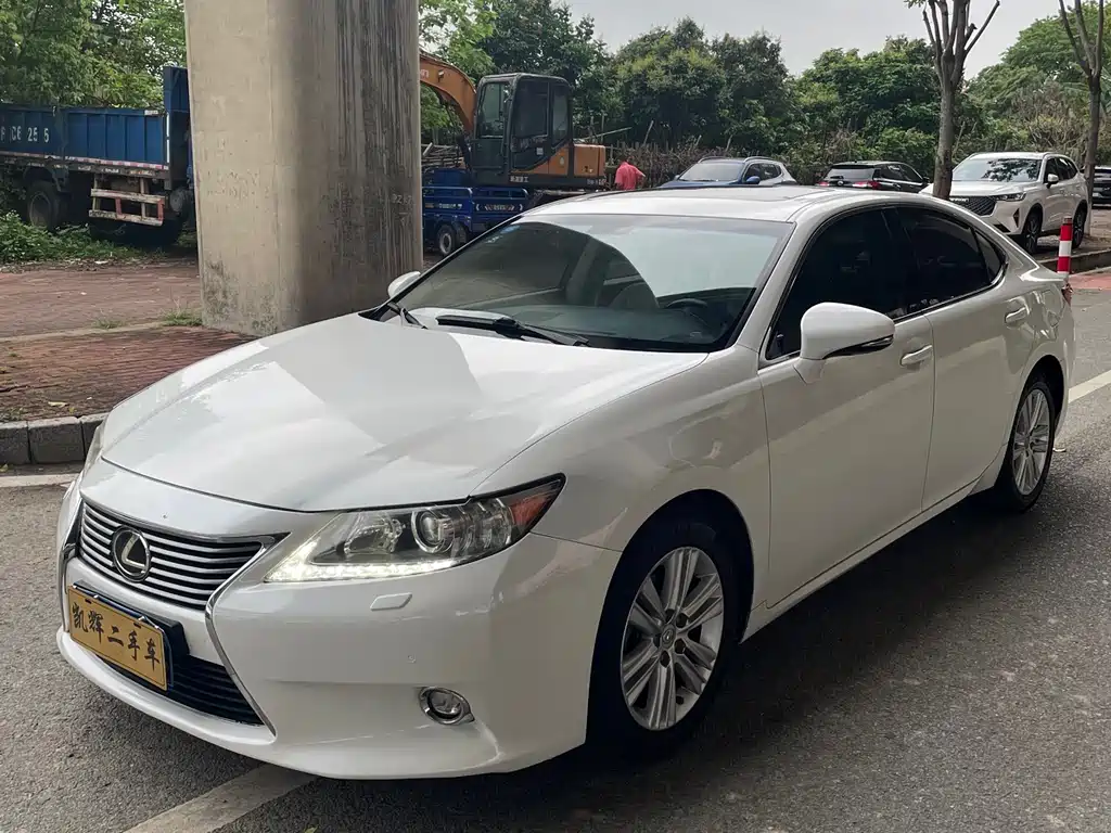 Lexus ES 2015 — фото 1