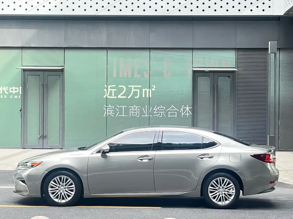 Lexus ES 2018 — фото 9