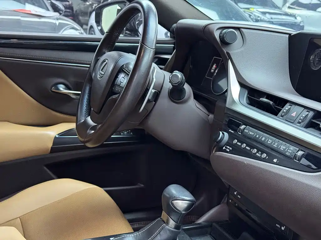 Lexus ES 2018 — фото 17