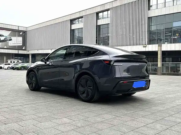 Tesla Model Y 2025