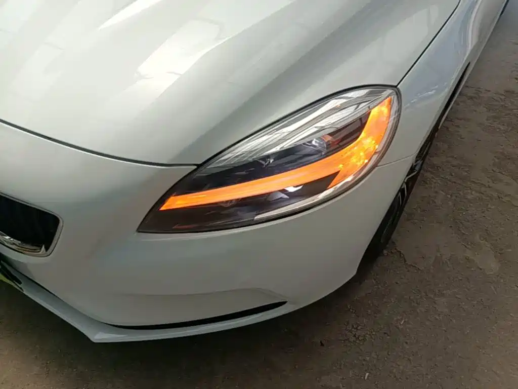 Volvo V40 2016 — фото 24