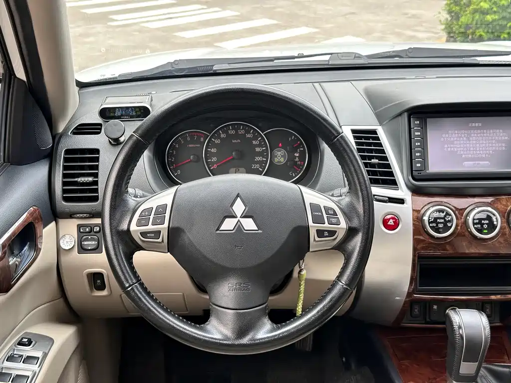Mitsubishi Pajero Sport 2016 — фото 15