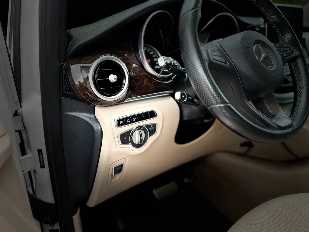 Mercedes-Benz V-Class 2017 — фото 17