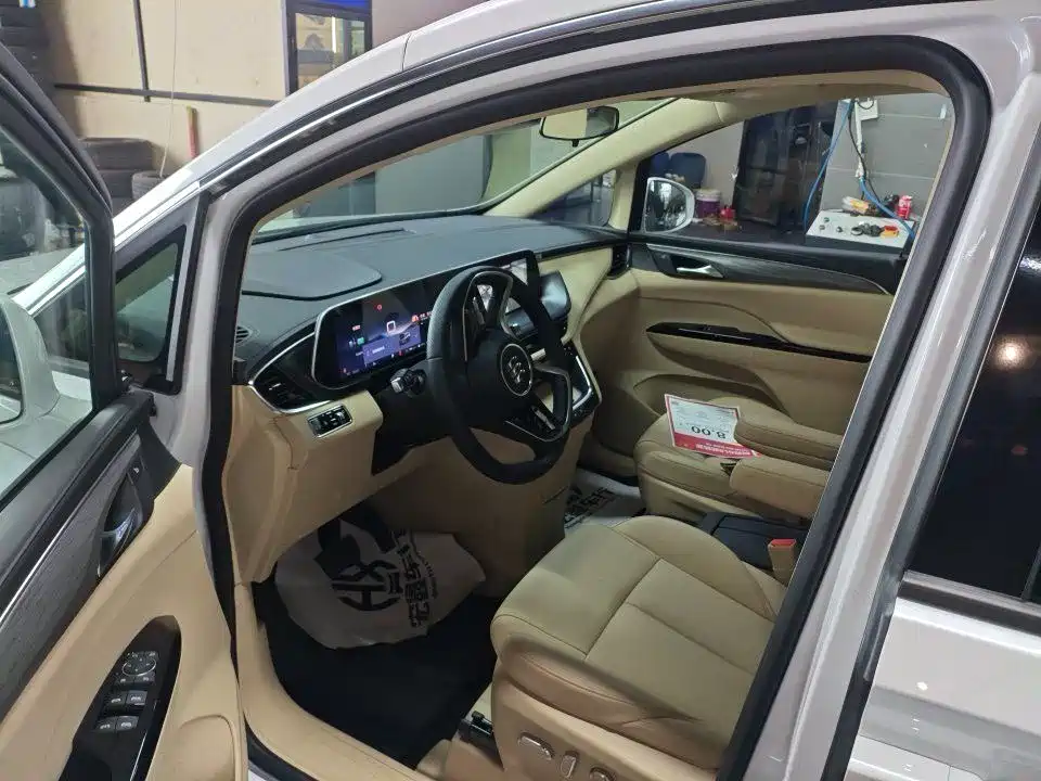 Buick GL8 Hybrid 2025