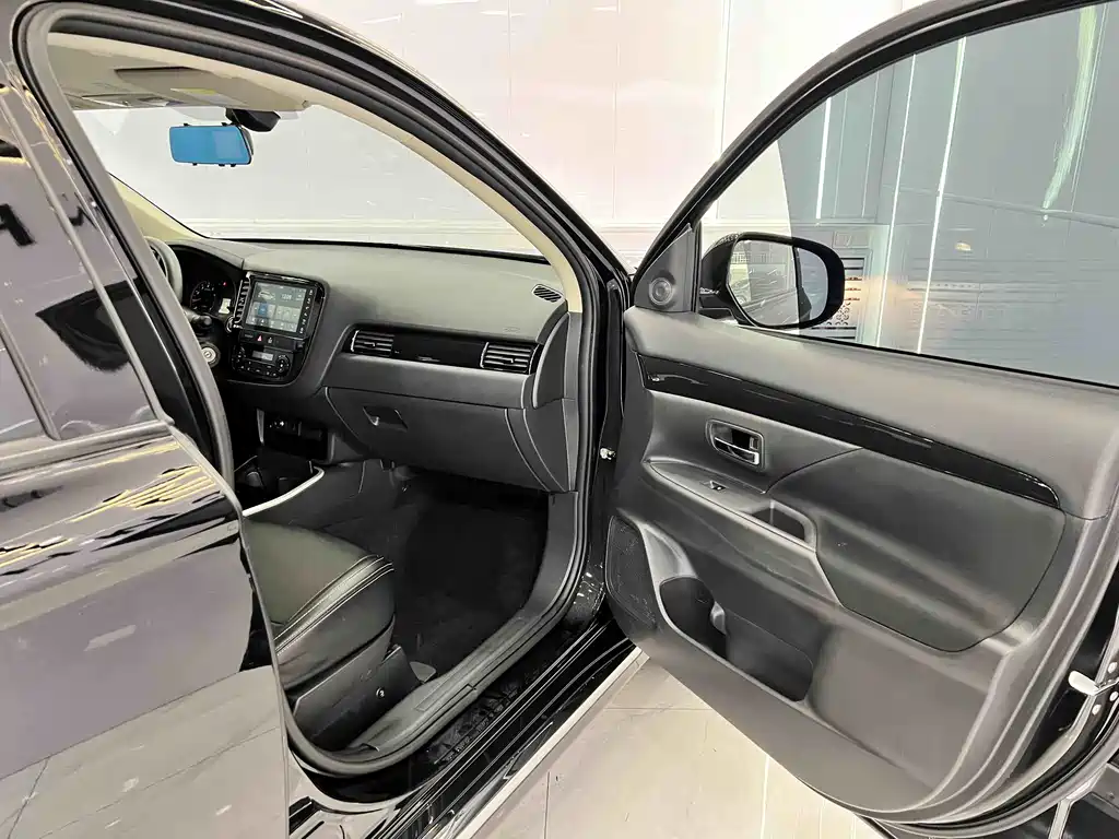 Mitsubishi Outlander 2022 — фото 16