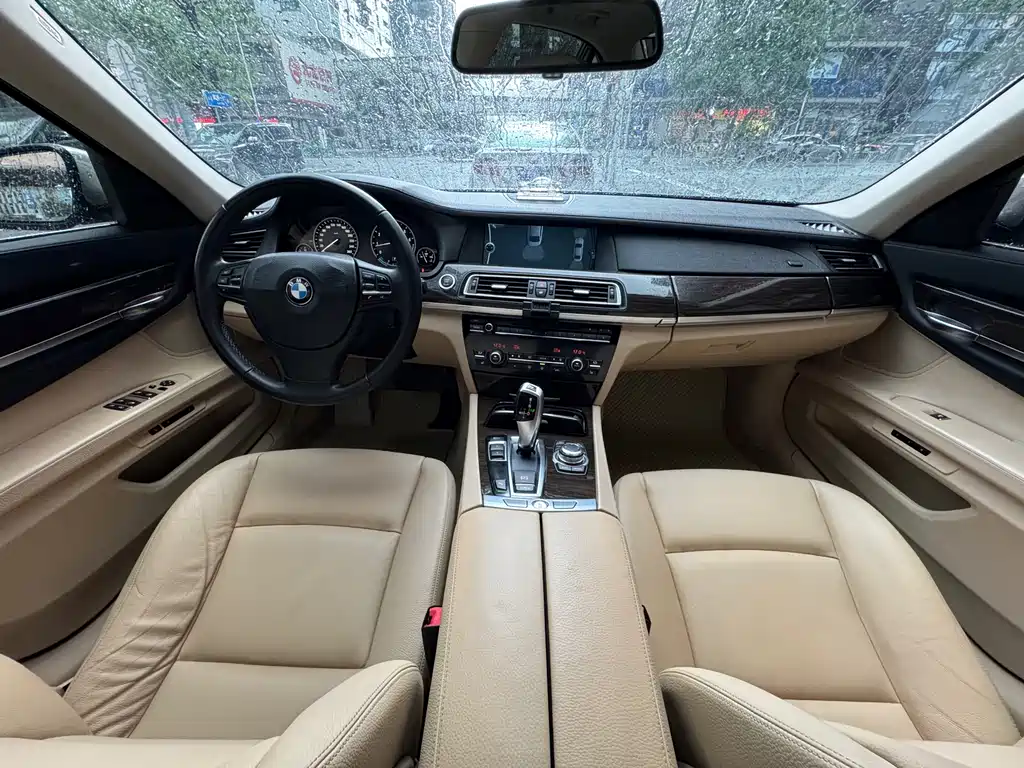 BMW 7 Series 2011 — фото 17