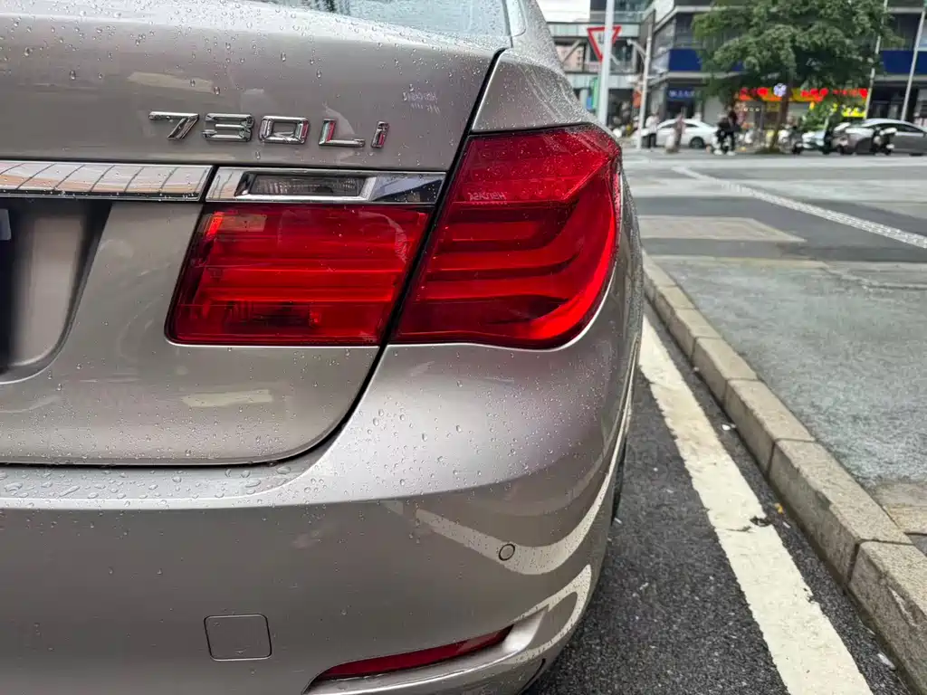 BMW 7 Series 2011 — фото 10