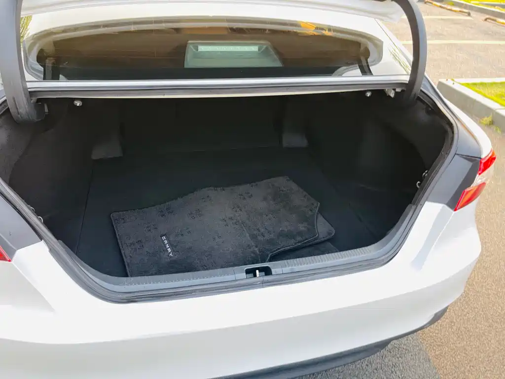 Toyota Camry 2018 — фото 17