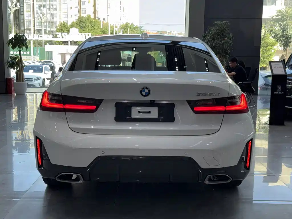 BMW 3 Series 2023 — фото 13