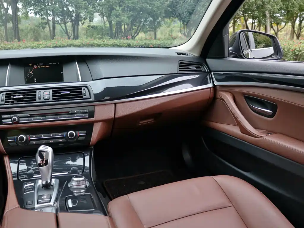 BMW 5 Series 2015 — фото 19