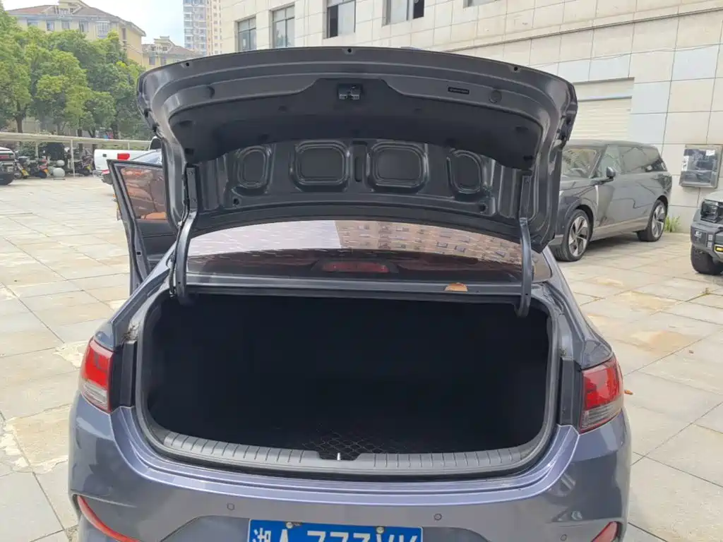 Hyundai Elantra 2018 — фото 19