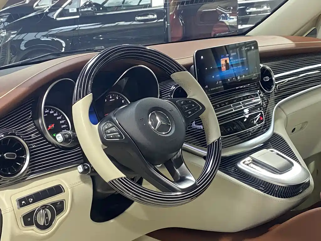 Mercedes-Benz V-Class 2023 — фото 3