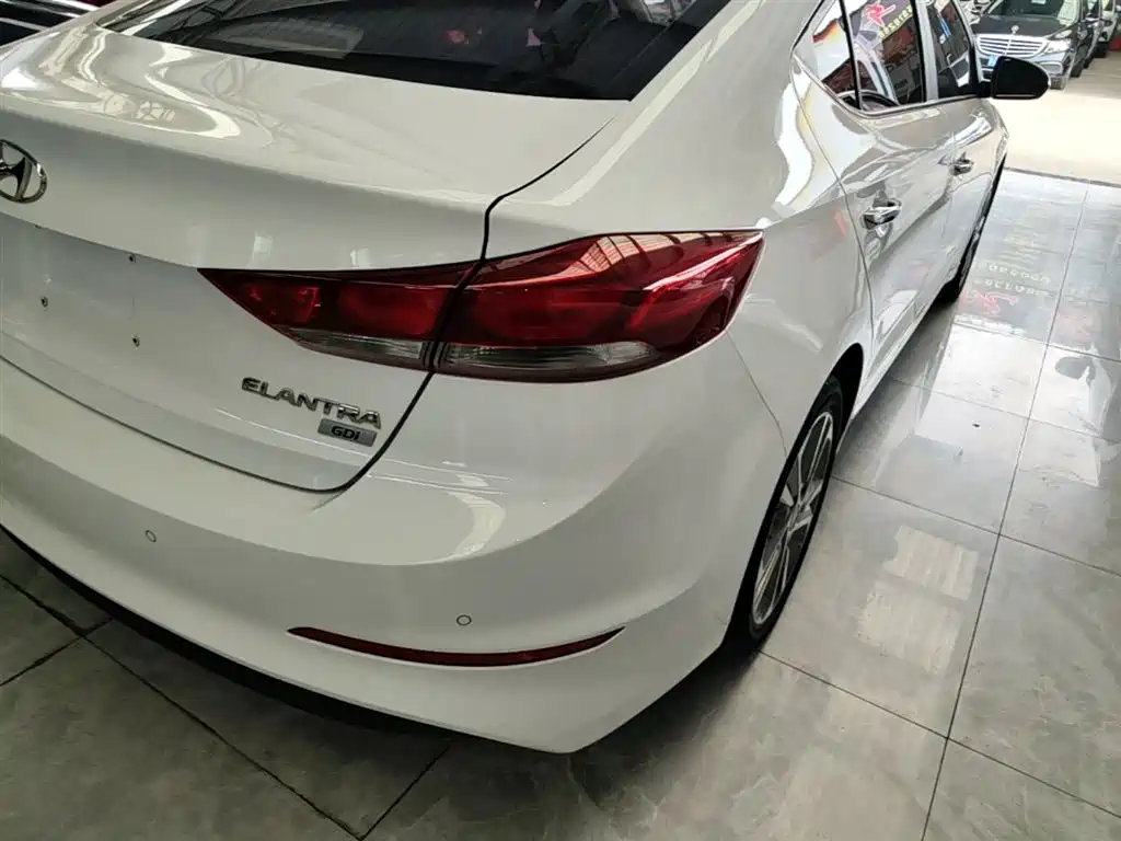 Hyundai Elantra 2018 — фото 8