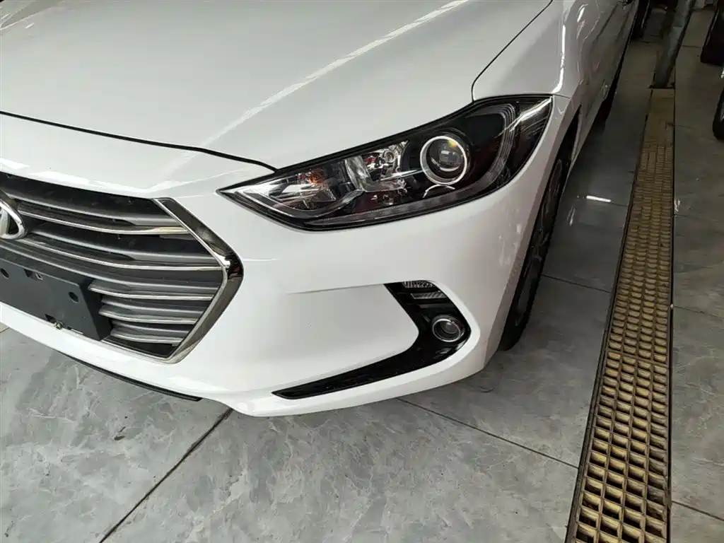 Hyundai Elantra 2018 — фото 24