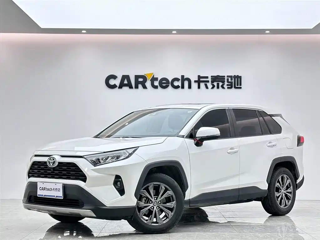 Toyota RAV4 2023 — фото 1