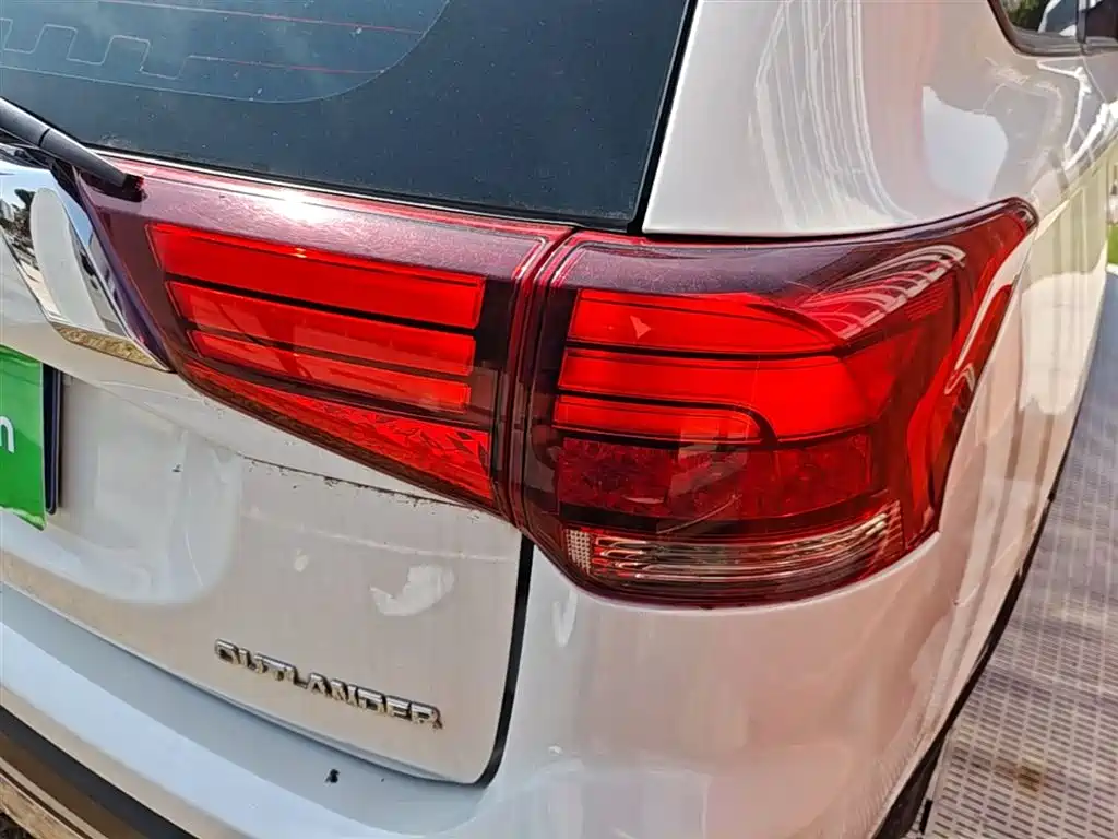 Mitsubishi Outlander 2019 — фото 8