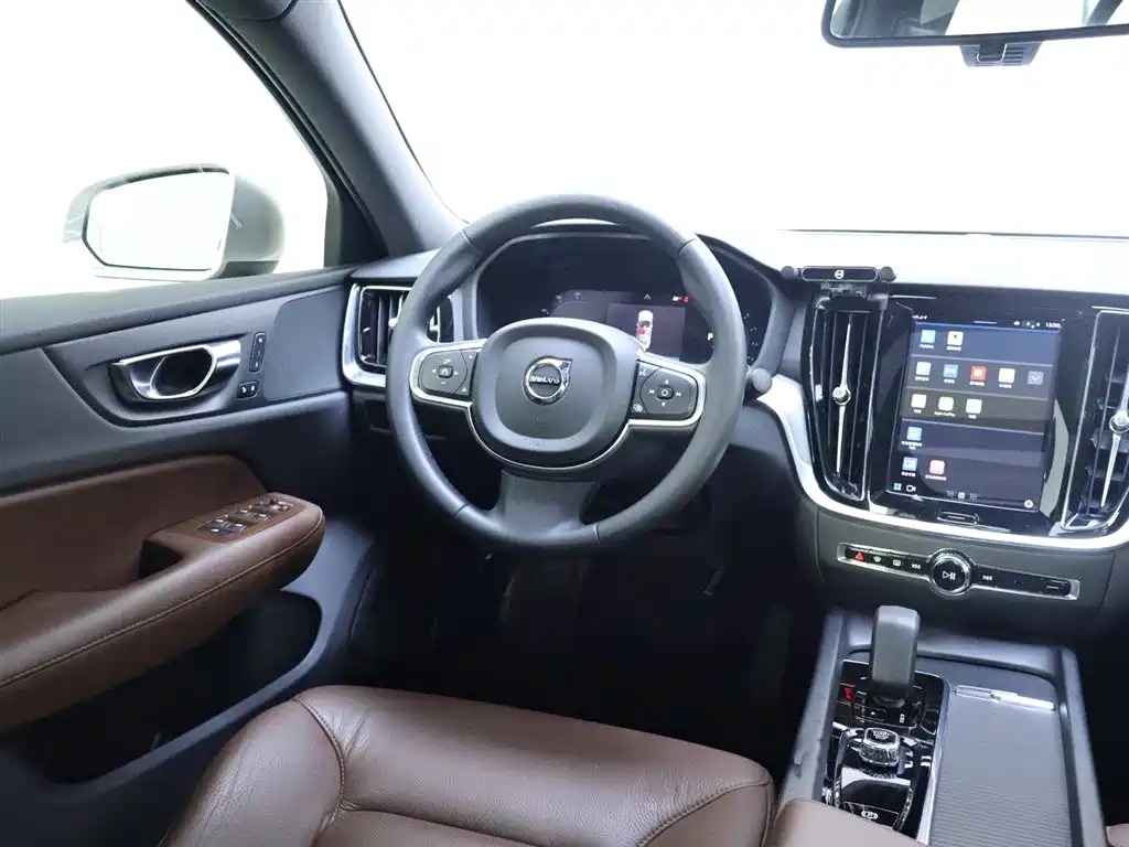 Volvo S60 2023 — фото 14