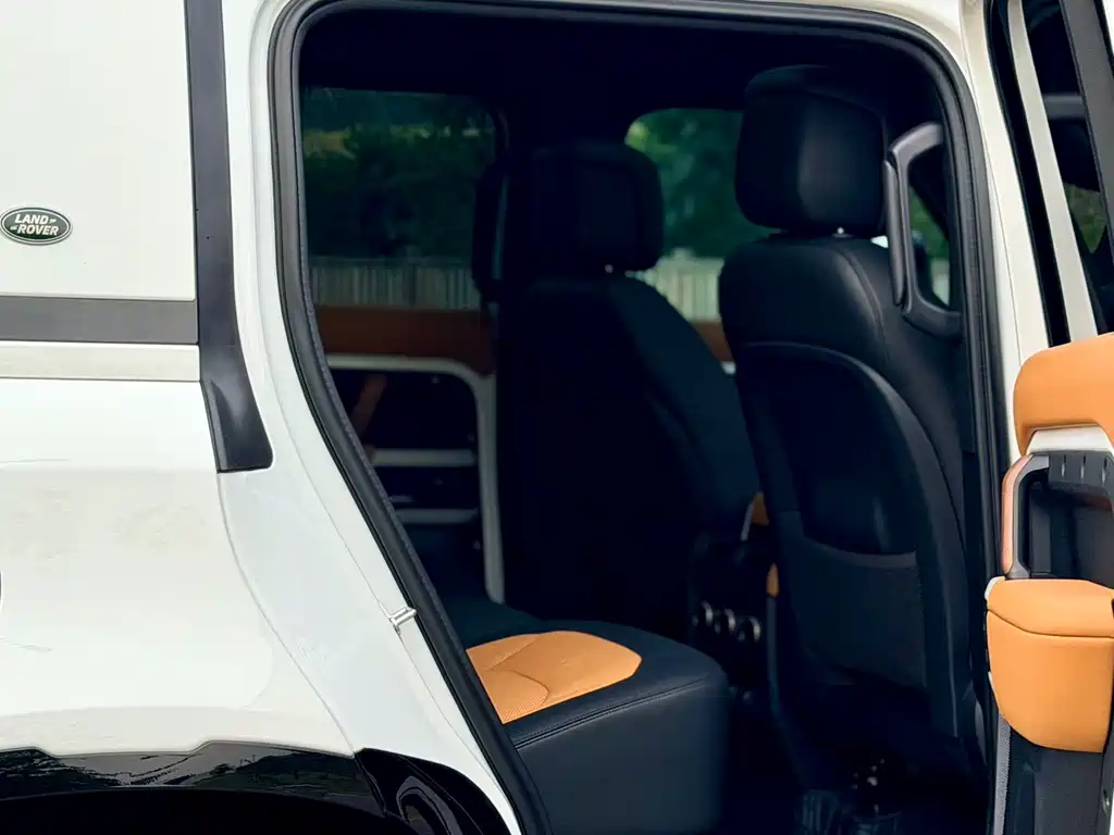 Land Rover Defender 2024