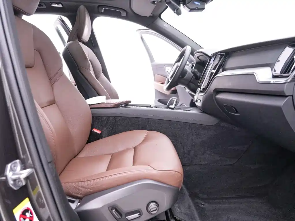 Volvo XC60 2021 — фото 25