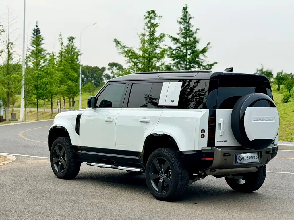 Land Rover Defender 2024 — фото 11