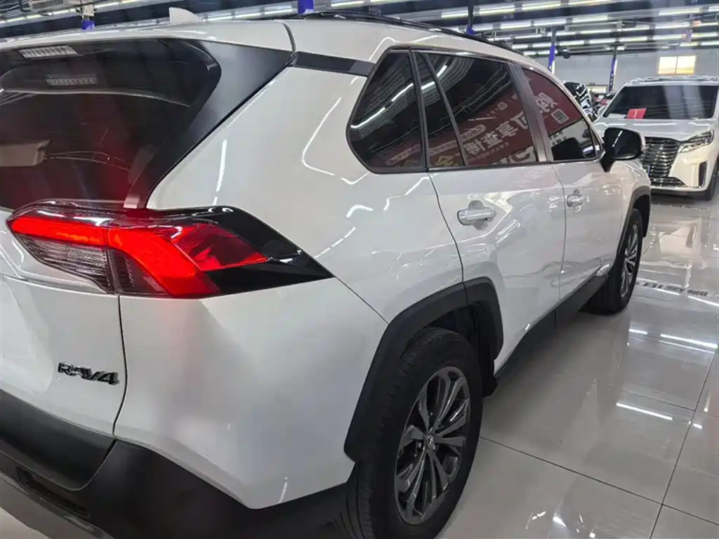 Toyota RAV4 2023 — фото 10
