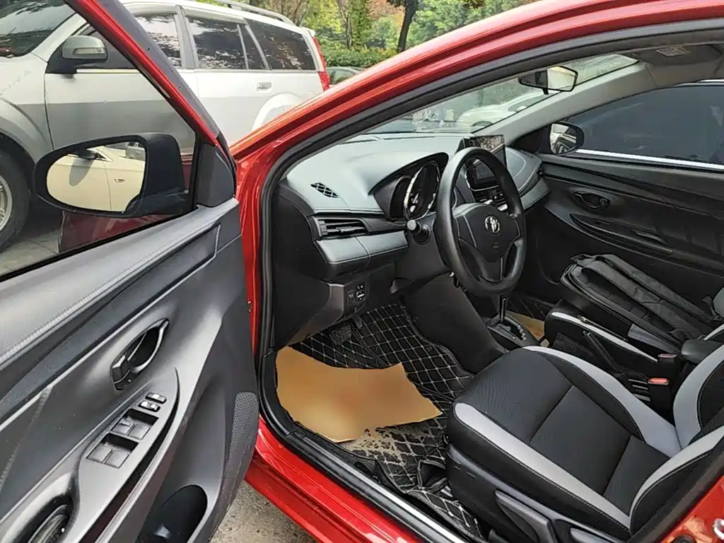 Toyota Yaris L 2020 — фото 16