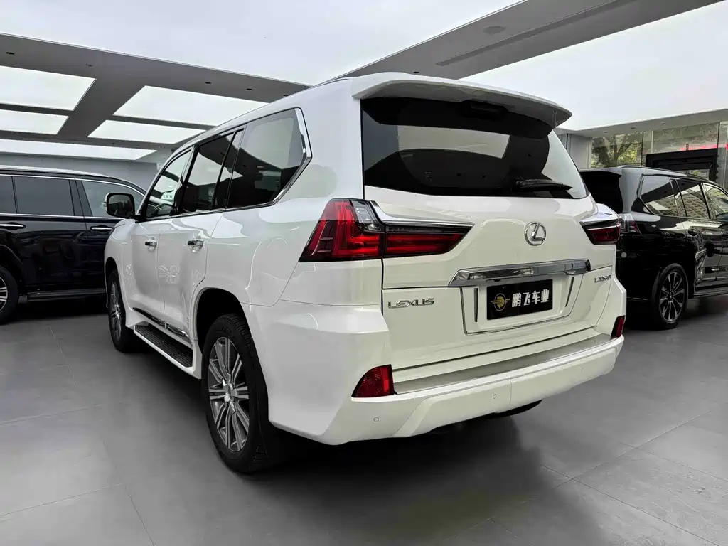 Lexus LX 2017 — фото 18