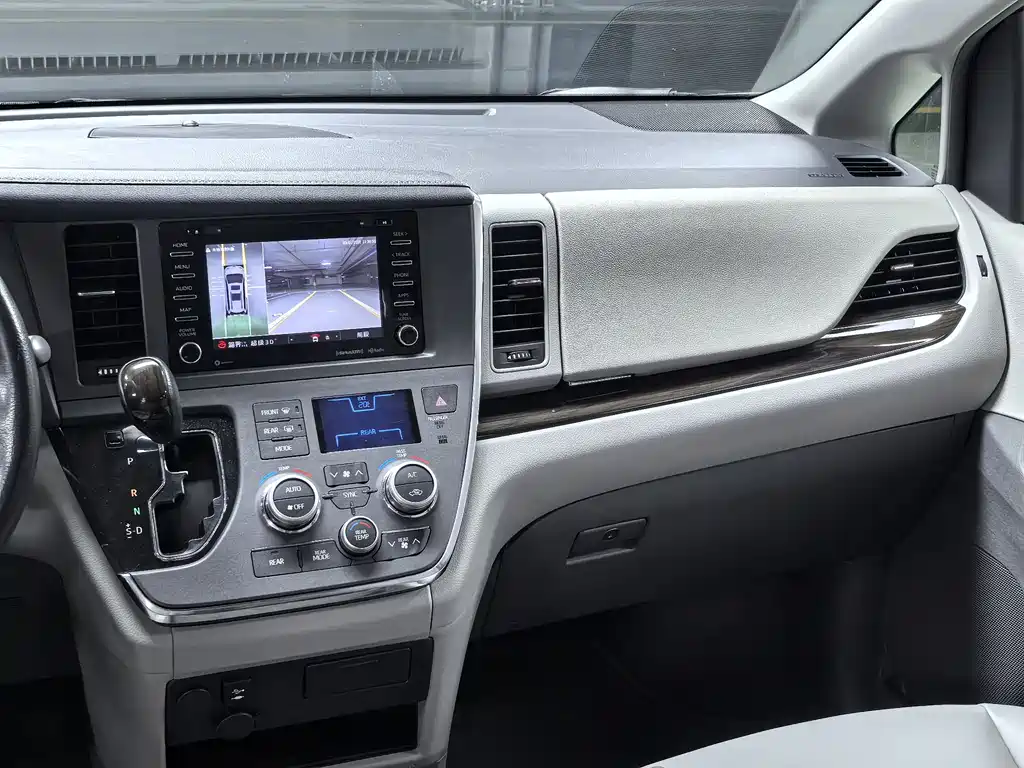 Toyota Sienna 2019 — фото 10