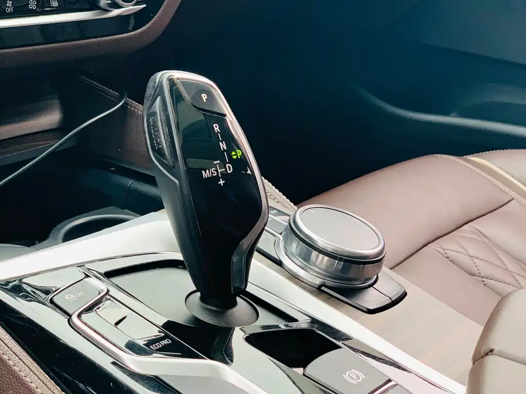 BMW 5 Series 2017 — фото 13
