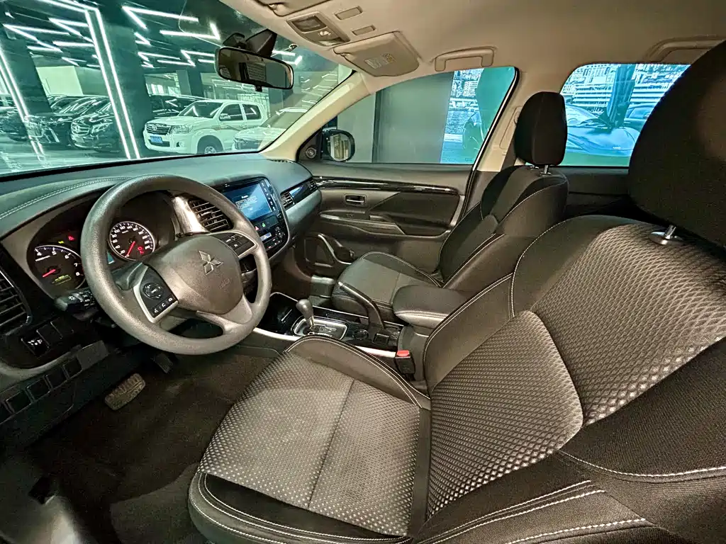 Mitsubishi Outlander 2022 — фото 9