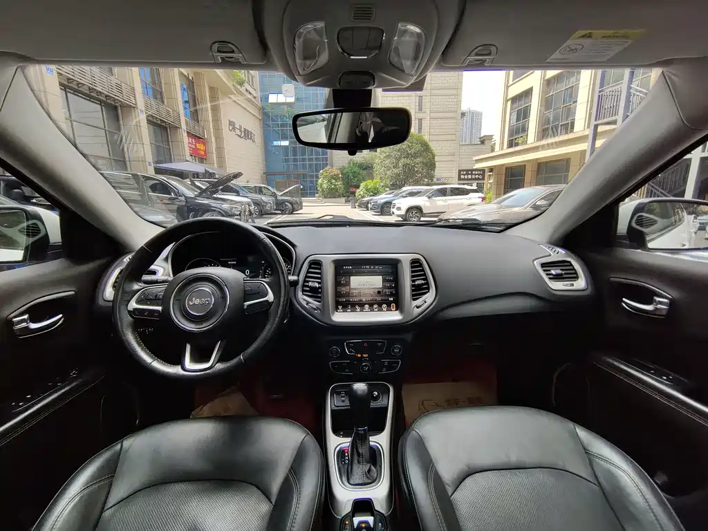 Jeep Compass 2018 — фото 13