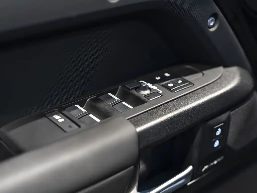 Land Rover Defender 2025 — фото 18