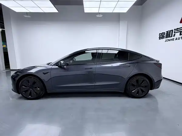 Tesla Model 3 2024