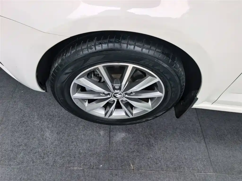 Skoda Octavia 2021 — фото 23