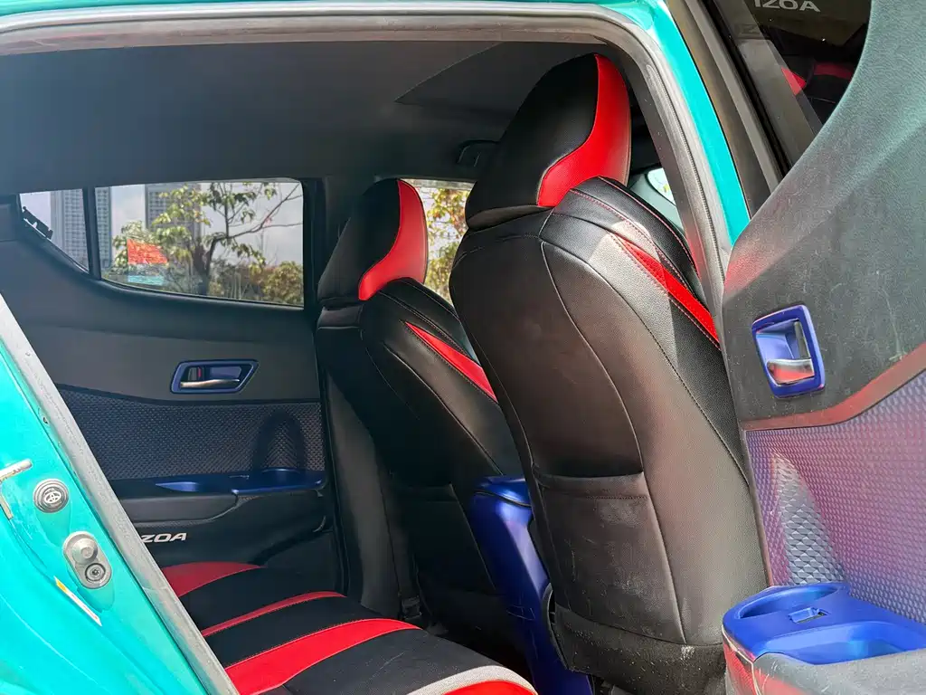 Toyota C-HR 2020 — фото 10