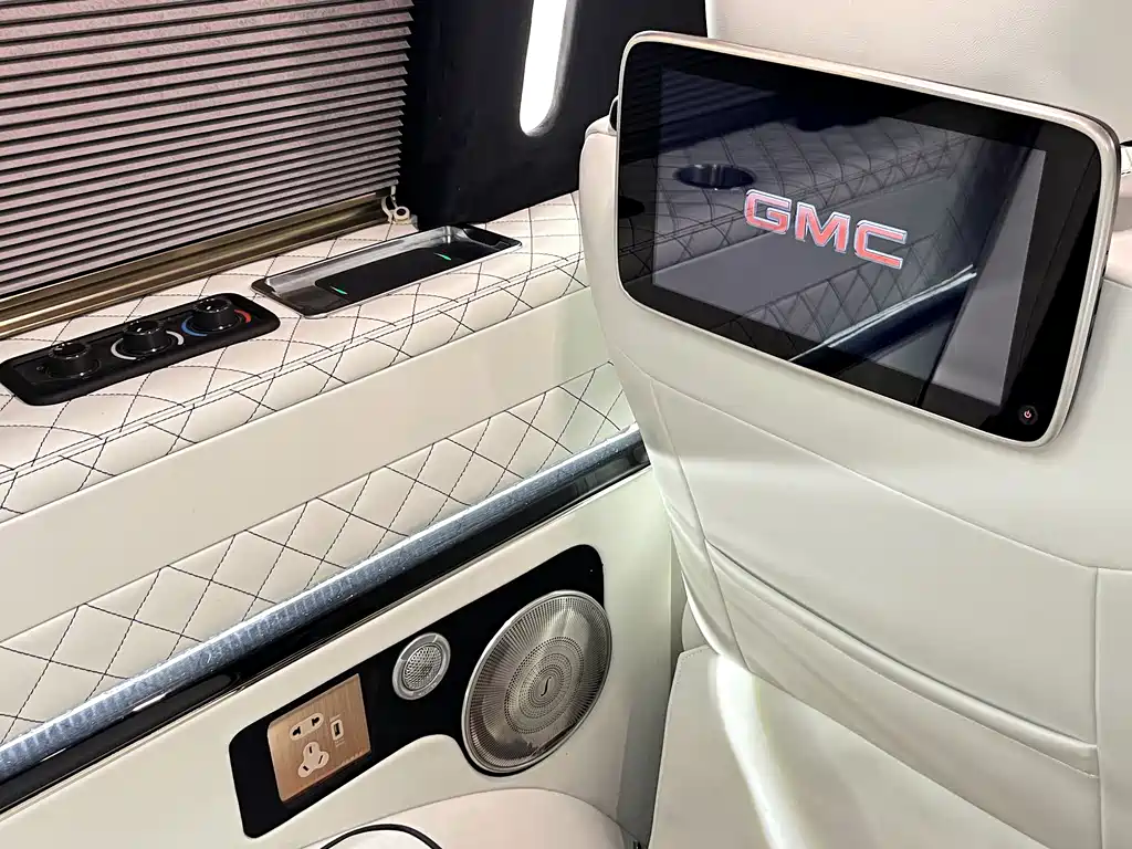 GMC Savana 2018 — фото 29
