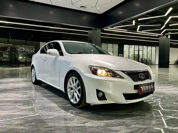 Lexus IS 2011