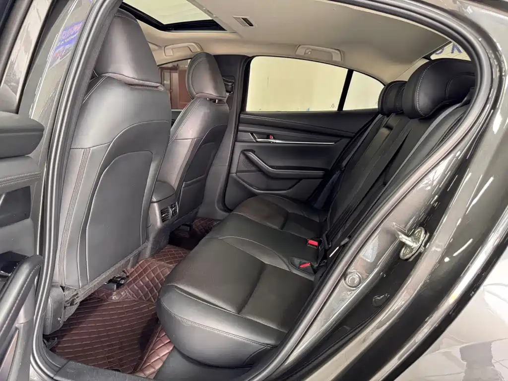 Mazda 3 Axela 2023 — фото 15