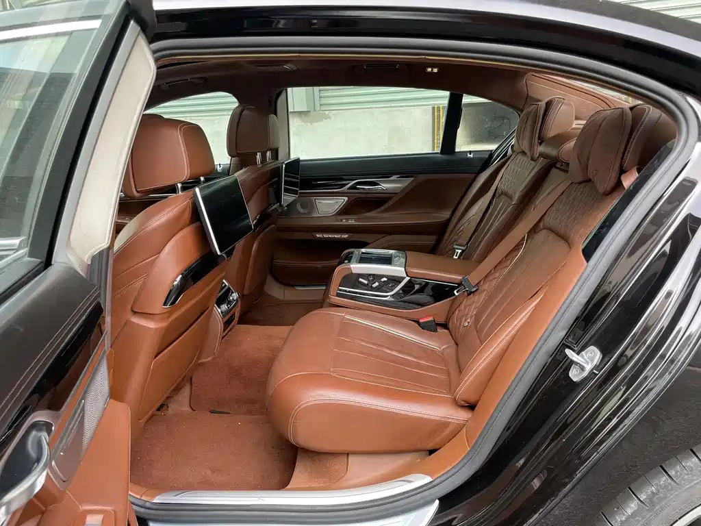 BMW 7 Series 2016 — фото 11