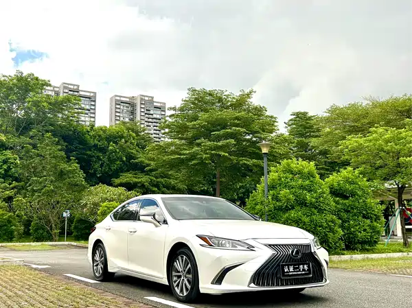 Lexus ES 2019