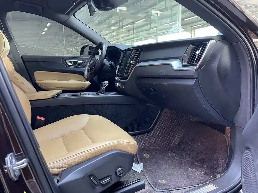 Volvo XC60 2018 — фото 10
