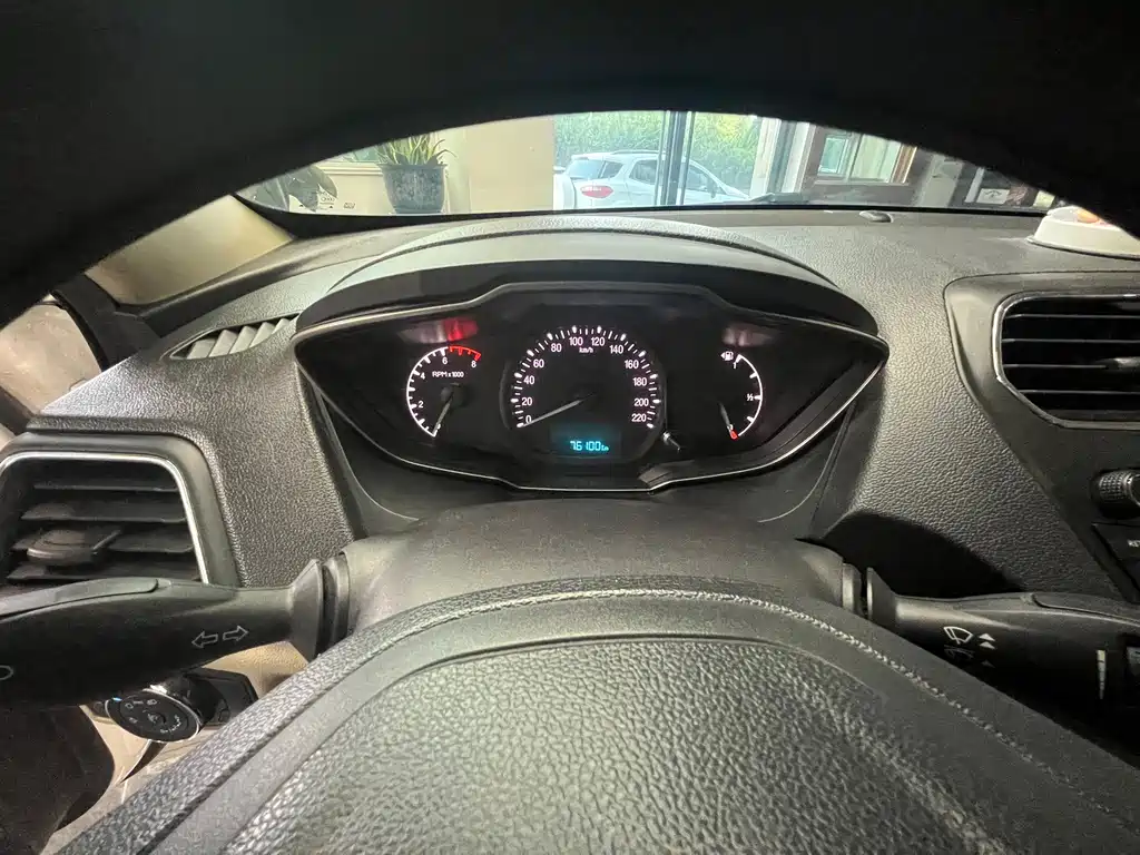 Ford Escort 2018 — фото 13