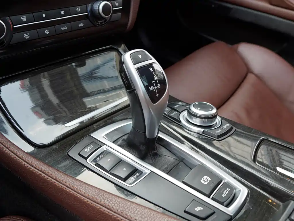 BMW 5 Series 2011 — фото 15