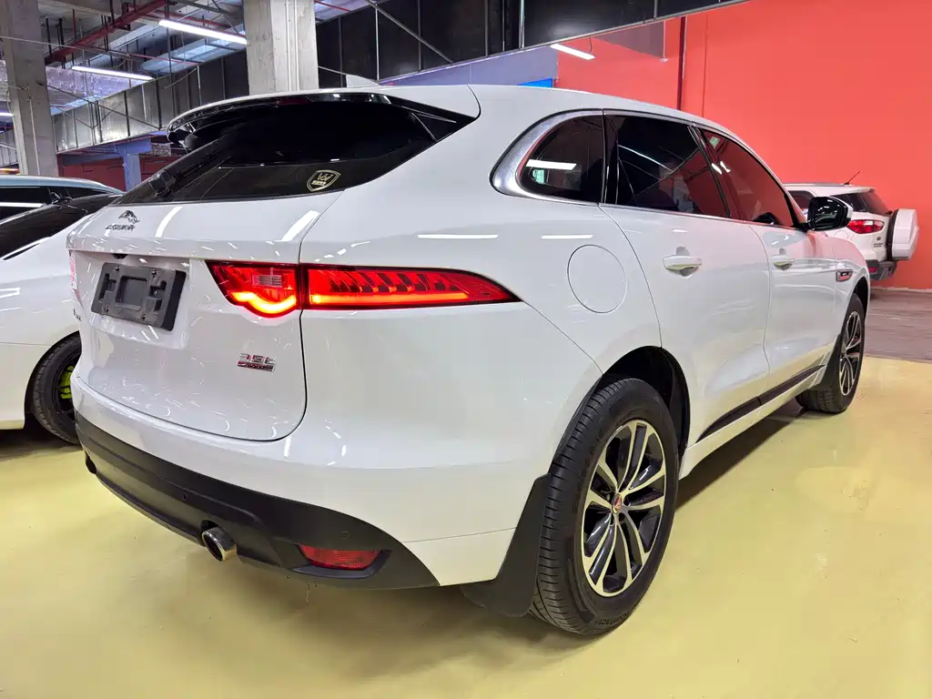 Jaguar F-PACE 2017 — фото 38
