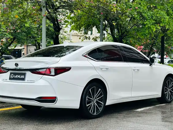Lexus ES 2022