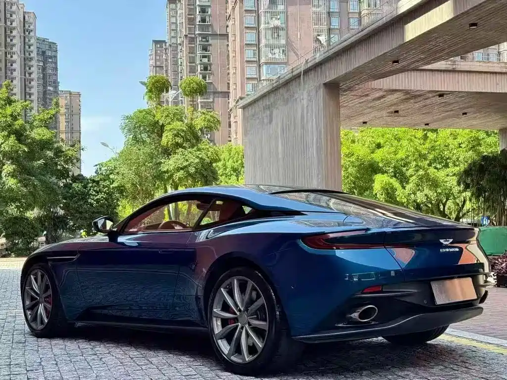 Aston Martin DB11 2020 — фото 5