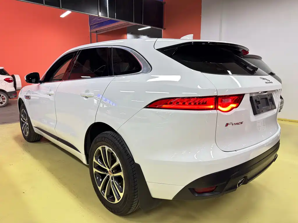 Jaguar F-PACE 2017 — фото 37